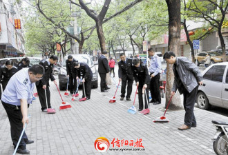 河南城管扫街被指作秀 十人扫20平米