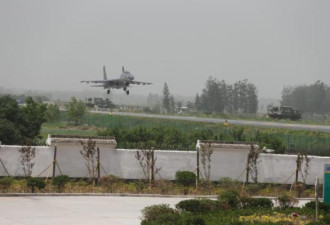 中国空军首次高速路成功起降多型战机