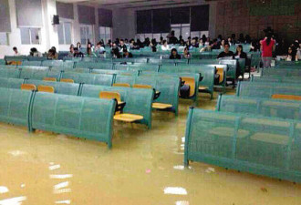 珠海暴雨教学楼变汪洋 学生浸水中考试
