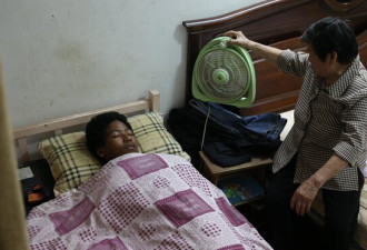上海阿婆捡回黑人弃婴 15年后终得户口
