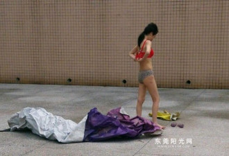 东莞女子裸体躺广场 巡警干预后离开
