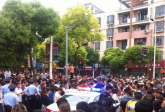 上海城管殴打学生惹众怒 遭千人围堵