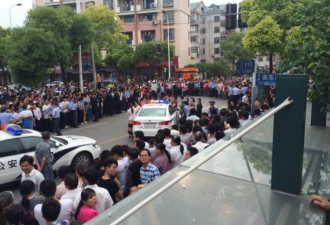 上海城管殴打学生惹众怒 遭千人围堵