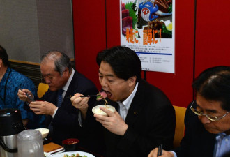 日农业大臣大口品鲸鱼肉 呼吁民众多吃