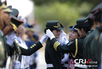 中国女仪仗兵 迎外宾前整理仪态萌照