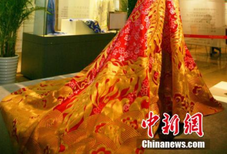 杭州展出天价黄金旗袍 含14公斤纯金