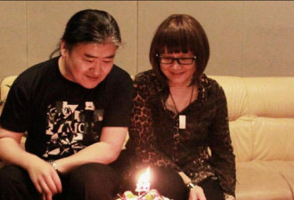 刘欢拥抱妻子庆祝结婚26周年 共享蛋糕