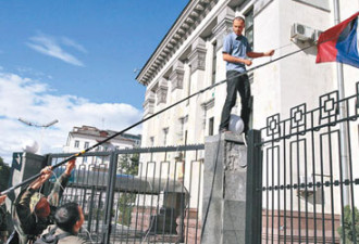 乌克兰三百多人围攻俄使馆 警察围观