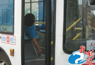南京8旬老太脏话连篇 骂晕公交女司机
