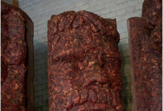 美公司用725公斤牛肉干造总统山雕像