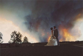 山烧着了 美国淡定夫妻正好拍婚纱照
