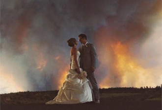 山烧着了 美国淡定夫妻正好拍婚纱照