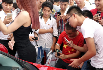 郑州车展车模摆大尺度动作引众人狂拍