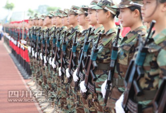 中国高校首支女仪仗队 身材容貌极好