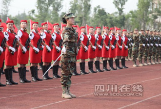 中国高校首支女仪仗队 身材容貌极好
