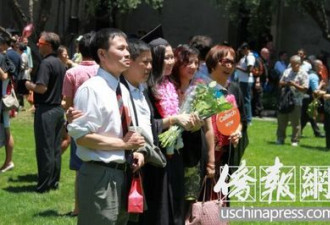 中国留学生毕业全家十几口赴美参加典礼