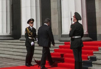 乌新总统出席就职仪式 这个时候 枪掉了