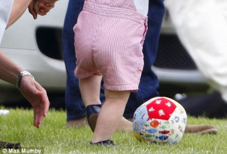 凯特王妃带儿子踢球 英媒调侃踢世界杯