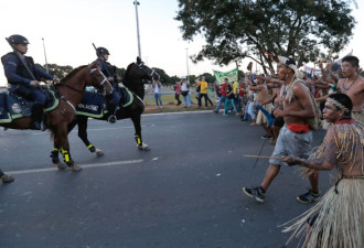 巴西土著抗议世界杯 持弓箭与警方对峙