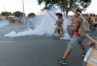 巴西土著抗议世界杯 持弓箭与警方对峙