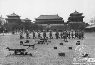 围城中的北京 太和殿前挤满应募青年