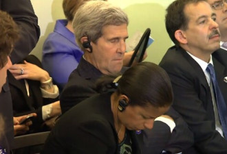奥巴马台上演讲：国务卿克里台下入睡