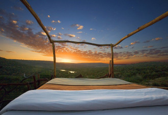 肯尼亚荒野露天旅馆 可与野兽星光共眠