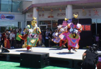 台湾传统周园游会 创意阵头吸引眼球