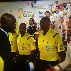 世界杯最机智裁判  巧妙化解握手尴尬