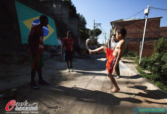 访巴西贫民足球少年 踢好就能吃烤肉