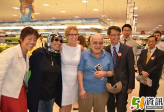 省长韦恩亲自到华人超市为陈家诺拉票