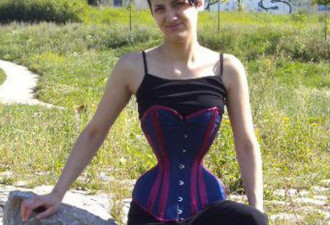 震惊！德国女子穿3年塑身衣练就水蛇腰