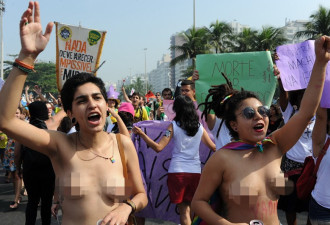 世界杯场外再爆发示威 女子半裸抗议