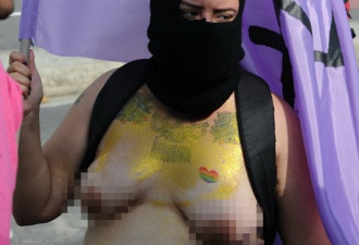 世界杯场外再爆发示威 女子半裸抗议