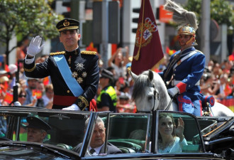 西班牙新国王正式宣誓登基 王后美艳