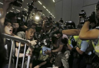 香港数百人冲击立法会 警方清场拘人