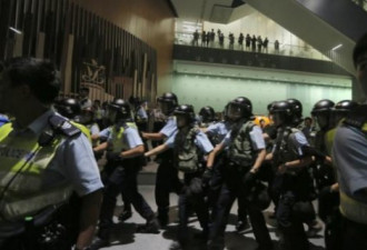 香港数百人冲击立法会 警方清场拘人