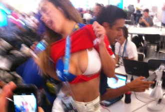 智利女记者卖弄性感 当众掀衣秀胸引围观