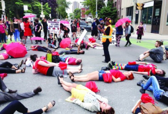 性工作者﹐躺卧多伦多街头 抗议新娼妓法