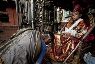 实拍：脚不沾地 被人供奉的尼泊尔女神