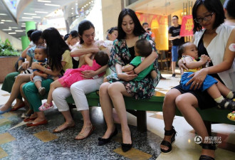 青岛再现“哺乳快闪”活动 靓妈抢镜