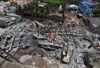印度豆腐渣大楼坍塌26人死 废墟一片