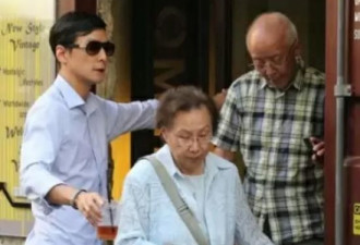 85岁母亲病逝 吴彦祖留三藩陪年迈父亲