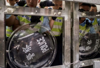 香港数百名示威者冲击立法会 警方捕21人
