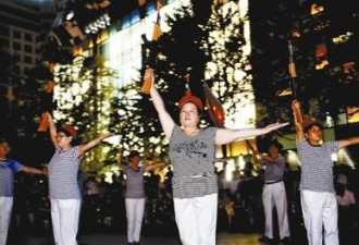 大妈街头持枪跳舞“打鬼子” 走红了