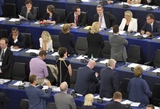 欧议会尴尬一幕：议员奏会歌背对盟旗