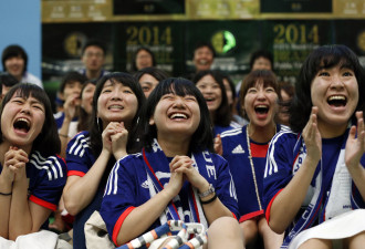 有趣！中日韩朝四国球迷观战世界杯相