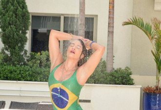 巴西名模穿国旗泳装戏水 大玩湿身诱惑