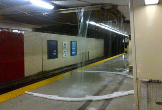 图：周三多市暴雨如注 地铁变水帘洞