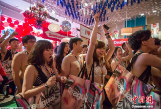 日本商家奇招：年轻女孩穿比基尼抢购